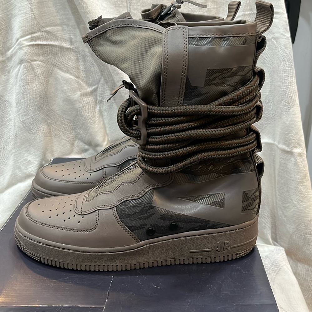Nike women’s size 10 men’s size 8 Air Force boot. New in box